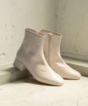 冬コーデに重宝♡【グローバルワーク】新調したい「白系ブーツ」