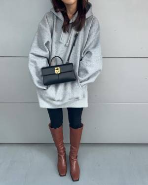 「今年も買い足し」「シルエットが可愛いとSNSで話題」【GU】カラバリ＆サイズ豊富な”パーカー”は「間違いなく使える」