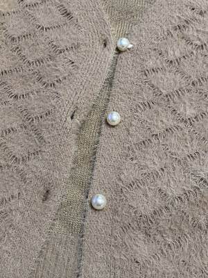 「肌触りがフワフワ」なのに「毛玉ができにくい」！！【しまむら】“可愛いあったかカーデ”紹介