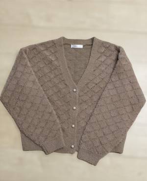 「肌触りがフワフワ」なのに「毛玉ができにくい」！！【しまむら】“可愛いあったかカーデ”紹介