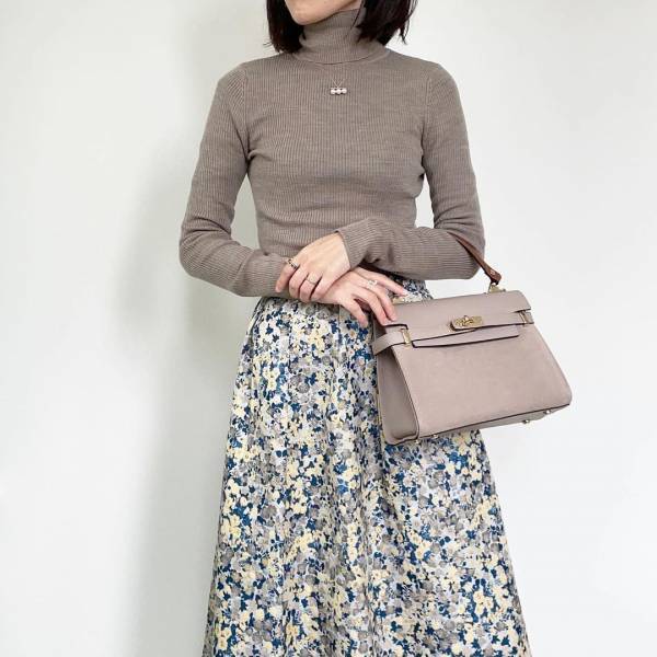 思わず「グレーを買い足しました♡」【ユニクロ】「毎年買い足している」“タートルネック”紹介