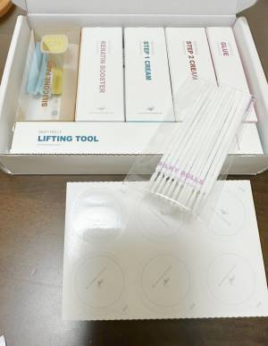 「高評価レビュー多数」なんと『2600円』！！【セルフまつ毛パーマキット】でくるんまつ毛ゲット！！