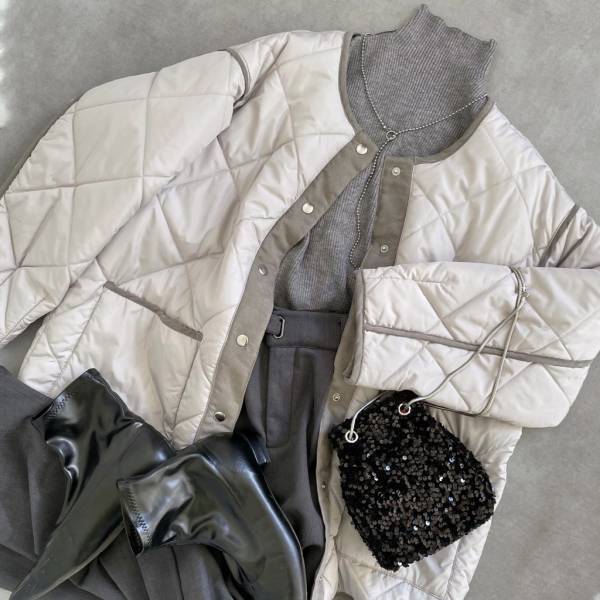 「高見えで洗練された印象に」トレンドグレーが大人見え！”キルティングジャケット”