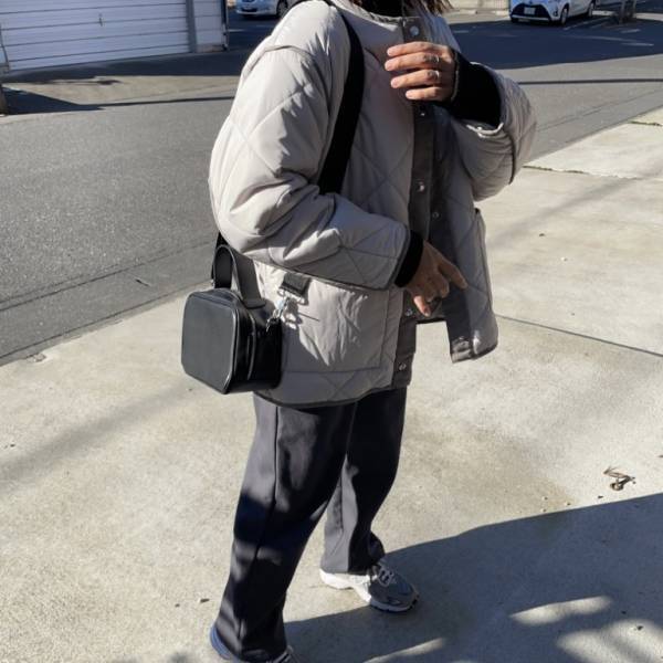 「高見えで洗練された印象に」トレンドグレーが大人見え！”キルティングジャケット”