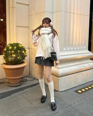 NEXTトレンドかもッ！？【20代】『ハイソックス』を使った「韓国っぽコーデ」