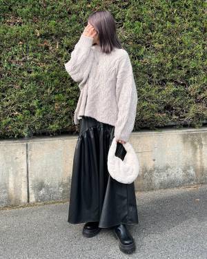 さりげなく【フェイクレザー】をアクセントにコーデを格上げ！！