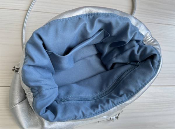 《チェックしてッ！》「昨年からじわじわブームがきている」【しまむら】「キラキラ」“シルバーバッグ”特集