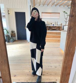 ＜こういうの好きーーッ＞「完全に一目惚れ」【しまむら】「モノトーンコーデ」ができる“可愛いスカート”紹介