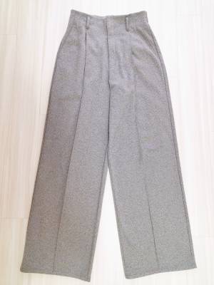 「穿くだけで憧れの美脚が叶う！！」「ヘビロテ間違いなし」【GU】“ワイドボトムス”が「大活躍」！！