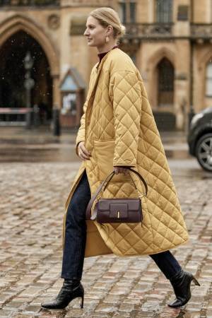 春まで活躍！ 今新調しても損しない「カラーアウター」活用術【ストリートスナップ】