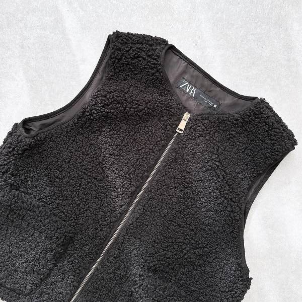 【ZARA】おしゃれすぎて一目惚れ「結構暖かいの！！」可愛い“万能ベスト”2選