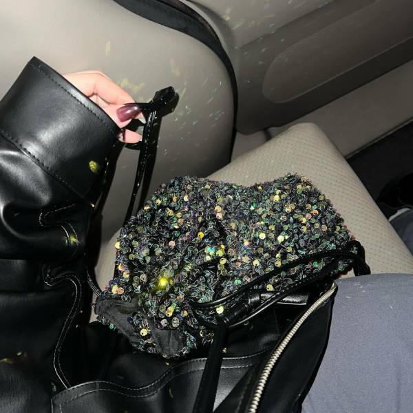 「2000円以下とは思えない♡」【しまむら】「500mlペットボトルが4本入る」大容量で便利！”キラキラバッグ”が可愛い