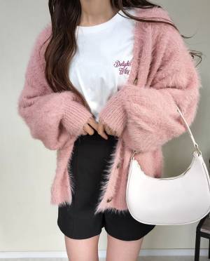 〈地味になりがちな冬に映える！〉【カラーカーデ】を使った「最旬コーデ術」