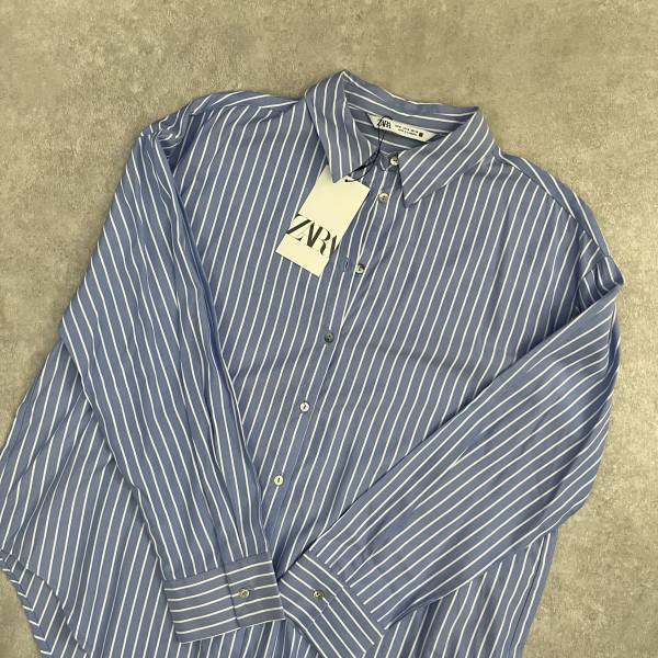 爽やかなブルーが「春にピッタリ」♡【ZARA】「見つけたら即買い」“ストライプシャツ”コーデ紹介