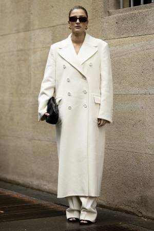 冬後半は「オールホワイト」で新鮮に！ 間延びさせない着こなしハウツー【ストリートスナップ】