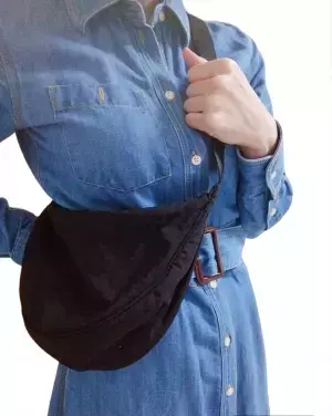 カラバリ豊富！！【ユニクロ】「とにかくたくさん入る」”三日月バッグ”が大正解です♡