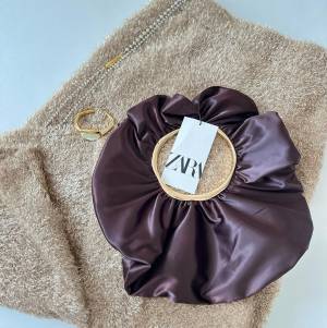 コーデを一気に格上げ♡【ZARA】サテンフリルが可愛い”バケットバッグ”紹介