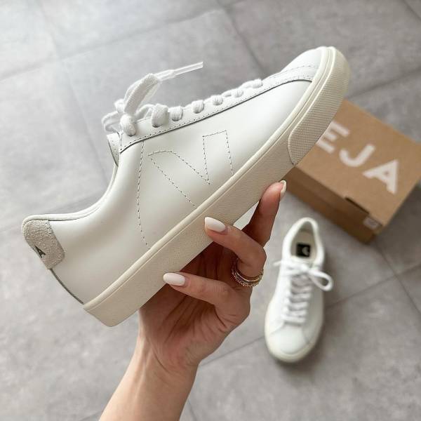 春に向けて新調してる人、多数♡【20代女子】におすすめ！「白スニーカー」