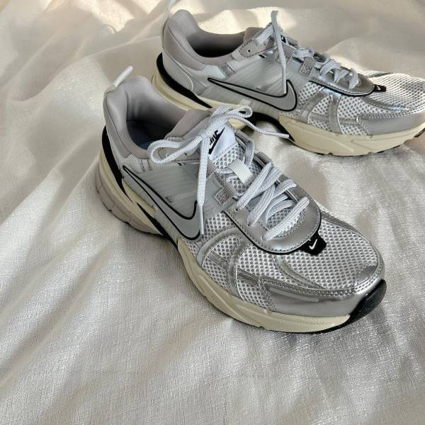 《韓国で大流行中！》近未来感漂う「シルバースニーカー」のトリコ♡