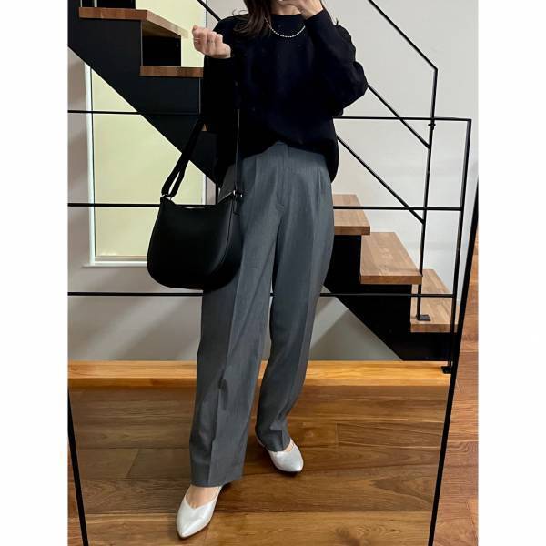 【UNIQLO】人気のクルーセーター×タックワイドパンツを使ったコーデ！「合わせやすくてシンプルなので、着回し力抜群です」