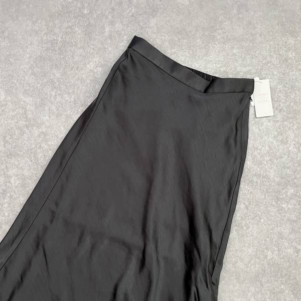 《今が買い！！》オールシーズン履ける！【SENSE OF PLACE】「艶感が高見え」の”サテンスカート”着回しコーデ