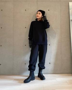 そろそろ「冬から春へイメージシフト」のアイテムチェックして！【ユニクロ】の「重ね着不要」これ一枚で「キマる」”クルーネックセーター”買い！