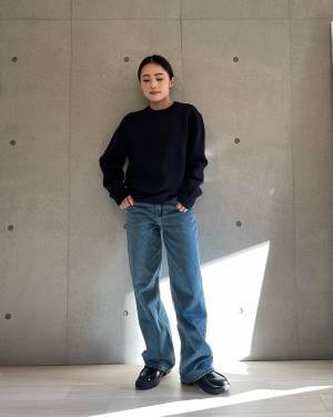 そろそろ「冬から春へイメージシフト」のアイテムチェックして！【ユニクロ】の「重ね着不要」これ一枚で「キマる」”クルーネックセーター”買い！