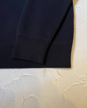 そろそろ「冬から春へイメージシフト」のアイテムチェックして！【ユニクロ】の「重ね着不要」これ一枚で「キマる」”クルーネックセーター”買い！