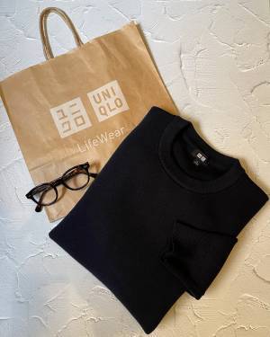 そろそろ「冬から春へイメージシフト」のアイテムチェックして！【ユニクロ】の「重ね着不要」これ一枚で「キマる」”クルーネックセーター”買い！