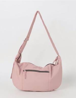 大人女子がハマる♡ シンプルなのに可愛さ溢れる【クロワッサンバッグ】って？