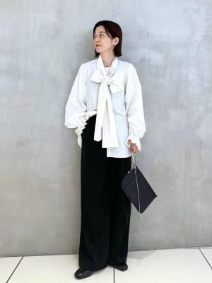 「大きめ」がポイント！ 大人可愛い【ボウタイトップス】が見逃せない♡