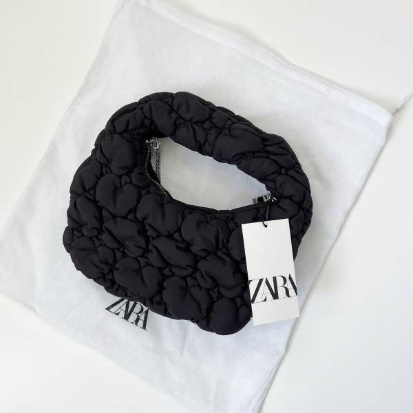 この値段でイイの？！”ハート柄”が可愛い♡【ZARA】の黒バックが今どき感満載！