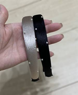 「590円」の衝撃コスパ！【GU】光沢感が可愛くて高見え！！”ベロアカチューシャ”は「大人買い」したくなる～！