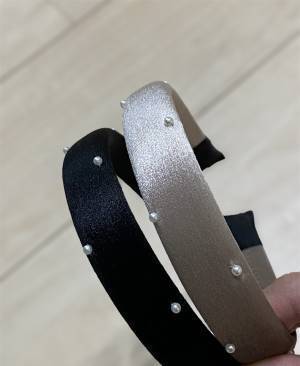 「590円」の衝撃コスパ！【GU】光沢感が可愛くて高見え！！”ベロアカチューシャ”は「大人買い」したくなる～！