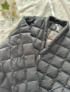 「高機能で高品質」の「日本発ブランド」！【ダウンジャケット】なのに「スッキリ見える」コーデ3選