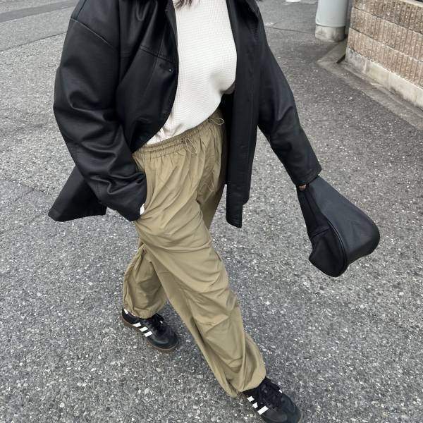 今買い足すならコレ！素材も「春先にピッタリ」♡【ユニクロ】大人カジュアルな“パラシュートパンツ“