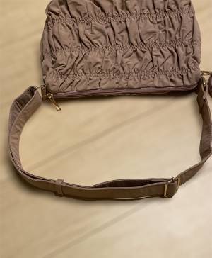 ＜え、値段バグってない？！＞【しまむら】の”イチ押しショルダーバッグ”は「自由自在」に使えるっ！！