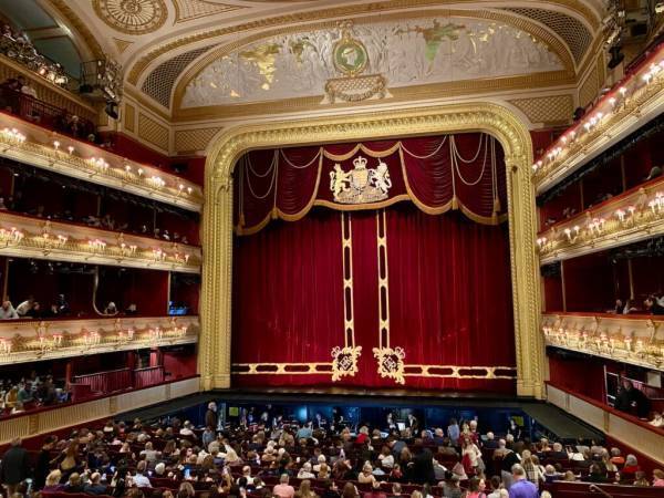 ジャンヌ・ダマス、ジェニー・ウォルトンらが愛用！春夏のランウェイを席巻♡レオパードアイテムの着こなし術【ロンドンSNAP】