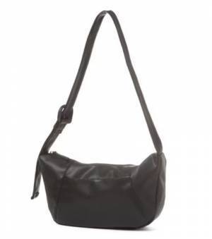 存在感バッチリ♡ 大人女子におすすめ！旬スタイルな【クロワッサンバッグ】