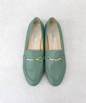 あえて選びたい！ コーデにこなれ感をプラス♡【カラーローファー】