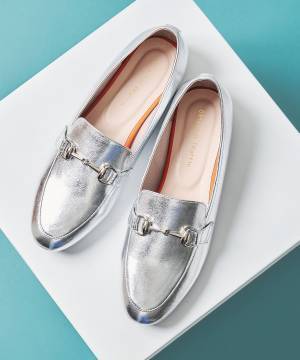 あえて選びたい！ コーデにこなれ感をプラス♡【カラーローファー】