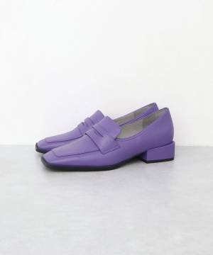 あえて選びたい！ コーデにこなれ感をプラス♡【カラーローファー】