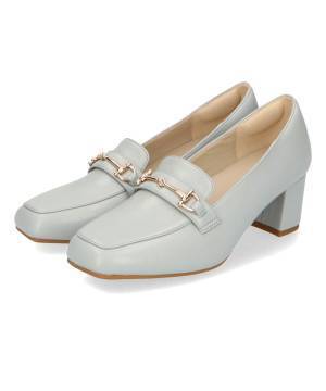 あえて選びたい！ コーデにこなれ感をプラス♡【カラーローファー】