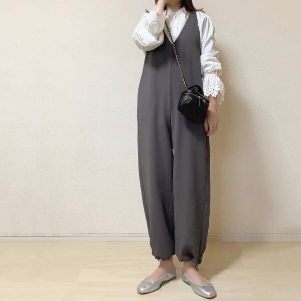 「らくちんで可愛い」【GU】カジュアルも綺麗めコーデも作れちゃう”カットソーサロペット”