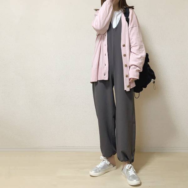 「買えたら超ラッキー」「レディ感♡」【GU・しまむら】「デートにもぴったりなコーデ」が作れちゃう”サロペット”