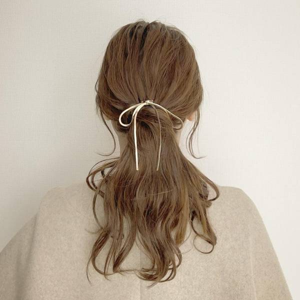 今季は“大きめ”で♡ ロングヘアと相性抜群！人気止まらぬ【リボンアクセ】