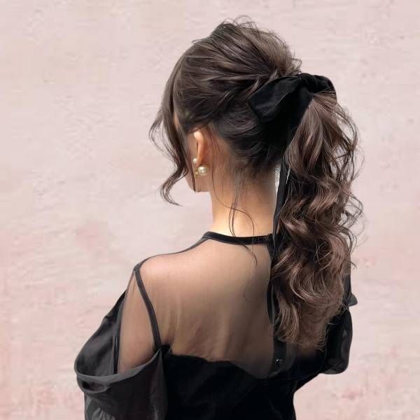 今季は“大きめ”で♡ ロングヘアと相性抜群！人気止まらぬ【リボンアクセ】