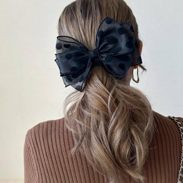 今季は“大きめ”で♡ ロングヘアと相性抜群！人気止まらぬ【リボンアクセ】