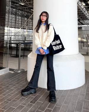 今買って大正解！【20代におすすめ】春もガンガン着回したい♡「青シャツ」