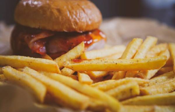 デリバリーで『ポテト』を注文すると…「量こんなに少ないっけ？」→友人「もしかして…」違和感の原因を知り…「嘘だろ」